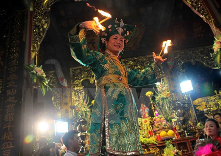 Một buổi thực hành tín ngưỡng thờ Mẫu của người Việt.